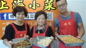 傅雲鳳傳承上海小吃　道地眷村味受歡迎在台中市傳統市場經營上海小吃的傅雲鳳（中），道地眷村口味受到台中市民歡迎，已到退休年齡的她，很開心兒女願意接手，傳承自己的手藝。中央社記者郝雪卿攝　109年8月10日