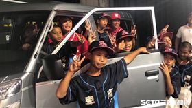 ▲頂新和德文教基金會捐贈交通車。（圖／記者黃泓哲攝影）