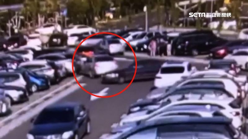 婦人倒車重踩油門　操作不慎連撞3車