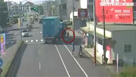 貨櫃車,單車婦,輾斃,台南,翻攝畫面