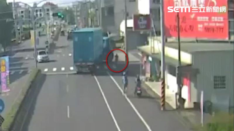 台南死亡車禍！單車婦慘遭貨櫃車輾斃