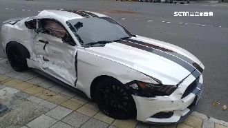 百萬跑車疑闖紅燈　與貨車擦撞翻覆