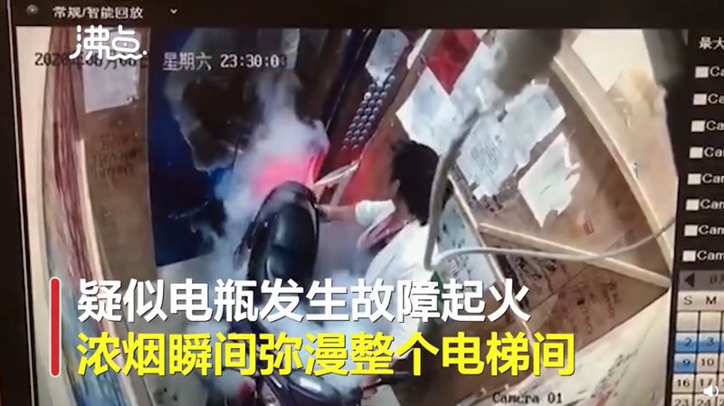 婦人牽電動車進電梯　門一關…起火了
