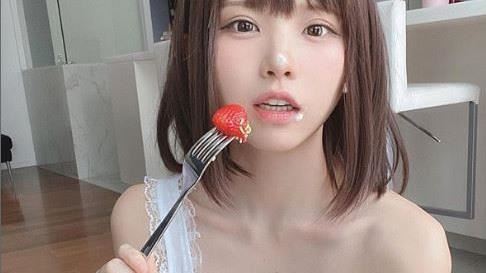 正妹吃甜點「衣服不穿好」美胸滑出來