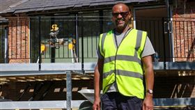 ▲被裁員的亞當斯。（圖／翻攝自推特）