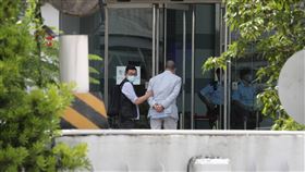 黎智英被捕 警搜查蘋果日報（1）香港蘋果日報創辦人黎智英被扣上手銬，押送到蘋果日報大樓內協助查證。（讀者提供）中央社記者張謙香港傳真  109年8月10日