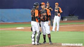 ▲統一獅捕手陳重羽喊暫停和投手江辰晏交談。（圖／記者劉彥池攝影）