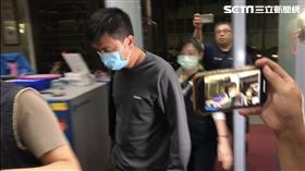 ▲國軍「口罩國家隊」竟偷6000片口罩，台北市後備指揮部中校李志交被移送台北地檢署複訊。（圖／記者楊佩琪攝）