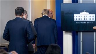 白宮外傳槍響！川普被緊急護送下台