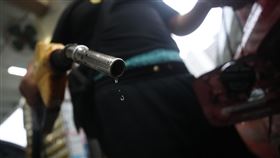 汽油價格8日起調漲7角（1）國際原油價格走揚，帶動國內油價上漲，台灣中油公司7日表示，8日凌晨零時起，汽、柴油價格每公升各調漲新台幣0.7元及0.6元，已經連6漲，發油量最多的95無鉛汽油調漲後每公升22.1元。中央社記者張新偉攝　109年6月7日