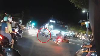 無照少年闖紅燈　害無辜騎士噴飛受傷