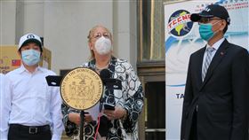 台灣捐5萬片口罩  曼哈頓區長盛讚慷慨台灣美東時間10日向紐約曼哈頓捐贈5萬片口罩，曼哈頓區長布魯爾（中）盛讚台灣慷慨。圖右為駐紐約辦事處長李光章，左為紐約台灣商會會長江俊霖。中央社記者尹俊傑紐約攝  109年8月11日