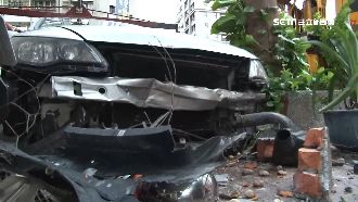 自撞銀行騎樓波及10機車　2男逃逸
