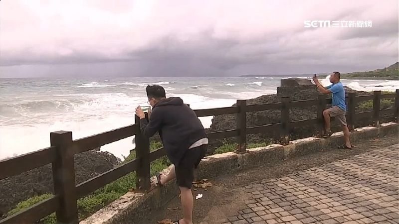 防米克拉甩尾　墾丁南灣雙紅旗警示