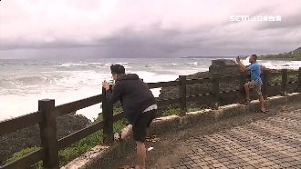 防米克拉甩尾　墾丁南灣雙紅旗警示