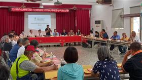 火箭發射場選址惹議　科技部首對旭海村民說明科技部提出「短期科研探空火箭發射場域安全規範草案」，沒與當地居民溝通下，直接公布火箭發射場選在屏東牡丹鄉旭海村，引發爭議，立委伍麗華（站立者）10日邀科技部等單位舉行座談會，與村民溝通說明。（伍麗華服務處提供）中央社記者郭芷瑄傳真　109年8月10日