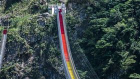 南投雙龍吊橋園區陡坡耗體能　研擬設緩坡步道南投縣信義鄉雙龍七彩吊橋開幕後成為人氣景點，但園區多陡坡，不利長者、孩童、身障者行走，縣府將研擬增設高架緩坡步道。（南投縣政府提供）中央社記者蕭博陽南投縣傳真　109年8月10日