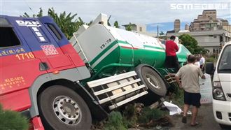 凌晨送貨喊看到黑影　油罐車失控側翻