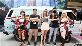 ▲歡慶《鍊神之戰》(今)正式上線（左至右）COSPLAY「小漾」、NC Taiwan總經理「徐政德」、人氣網紅「解婕翎」、遊戲營運處處長「許弘杰」、COSPLAY「佐歌奈」。（圖／業者提供）