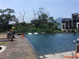 鄉林：像動物頻道真實上演，最愛看大卷尾在無邊際泳池戲水沖涼逗趣畫面（圖／鄉林建設）