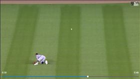 ▲白襪中外野手英格爾（Adam Engel）飛撲沒接到變場內全壘打。（圖／翻攝自MLB官網）