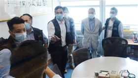 黎智英被捕  警搜查蘋果日報（2）黎智英（右2）被扣上手銬，押送到蘋果日報大樓內協助查證。（讀者提供）中央社記者張謙香港傳真  109年8月10日