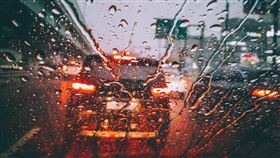 雨天開車，擋風玻璃。（圖／翻攝自Pexels）