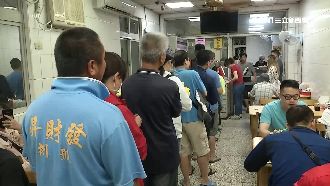 颱風外環襲澎湖　遊客轉戰老街狂吃