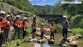 「這夏好樂 兒童生態體驗營隊」首日變身「昆蟲博物學家」，走出野外進行調查，探索底棲昆蟲。（圖／六福旅遊集團提供）