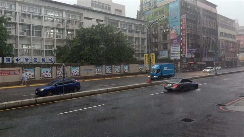 豪雨狂炸新莊！幸福路瞬間成小河