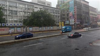豪雨狂炸新莊！幸福路瞬間成小河