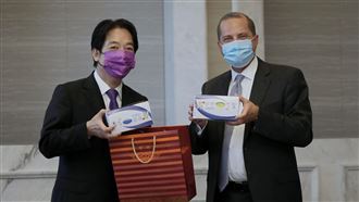 歡迎美衛生部長　賴清德贈MIT大禮