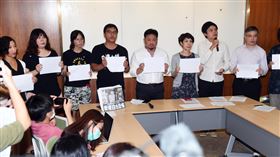 公民團體撐香港民進黨立委洪申翰（後右5）與台、港公民團體等，11日在立法院舉行「撐香港」記者會，舉著A4白紙呼口號，抗議港版國安法嚴重扼殺香港的新聞自由、人權法治與民主自由。中央社記者施宗暉攝  109年8月11日