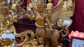 守護毛小孩的神明，「菩薩相、動物身」的萬獸王菩薩。（圖／八里彌聖亞慈惠堂提供）