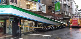 內湖區民權東路6段90巷全家招牌倒塌　翻攝畫面