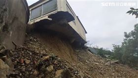 金針花山房屋擋土牆坍方。（圖／記者王浩原攝）