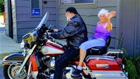 103歲酷嬤遺願！左手刺「小XX」坐哈雷　孫女認證超狂
圖／翻攝自Teresa Zavitz-Jones臉書