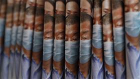 香港蘋果日報今日以黎智英遭捕為頭版。（圖／美聯社／達志影像）