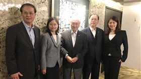 美吾華懷特推動旗下新藥 健保給付申請美吾華懷特安克生技集團起源於1976年董事長李成家（右二）創立的美吾華公司，1988年跨足醫藥生技領域，至今已有美吾華、懷特生技、安克生醫、聲博科技4家公司。集團也已啟動李伊俐（右）、李伊伶（左二）二代接班。中央社記者韓婷婷攝  108年2月20日