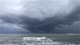 台東外海驚見水龍捲？氣象局表示「只是雨幕」。