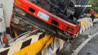貨車倒頭栽2人困車內　驚險畫面曝光
