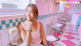 小嫻在甜點店拍攝網美照