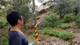 2天雨量逾400毫米　太麻里金針山民宅掏空颱風米克拉從台灣本島擦邊而過，台東縣太麻里鄉這2天累積雨量超過400毫米，住在金針山的高姓女屋主11日表示，10日晚間睡覺時就相當不安，聽到附近邊坡土石滑落的聲音，「早上起來就看到屋子地基掏空了」。（民眾提供）中央社記者盧太城台東傳真  109年8月11日