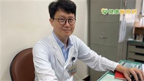 許志堅醫師更進一步提到，一般認為乾眼症是因老化、女性停經、眼睛感染，手術，或用藥等因素所造成的淚液分泌不足或淚液容易蒸發所導致。但研究也認為，角膜神經在以上的因素當中扮演了關鍵的角色。