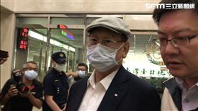 ▲美吾華董事長李成家在調查局人員戒護下移送台北地檢署。（圖／記者楊佩琪攝）