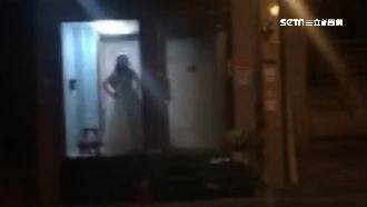 白衣女子詭站路邊　路過駕駛回頭嚇壞