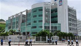 港警搜索蘋果日報大樓　封鎖周邊街道香港警方10日上午派出大批員警進入蘋果日報位於將軍澳的大樓內搜證，並封鎖大樓周邊街道。中央社記者張謙香港攝  109年8月10日