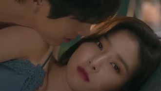 男神露肌床上求愛…竟遭絕美女伴嫌棄