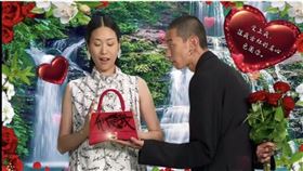 中國大陸巴黎世家推出「七夕沙漏包」。（圖／翻攝自微博）