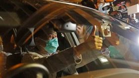 黎智英8月12日凌晨獲釋，以港幣50萬元交保外出，離開九龍旺角警署。（圖／美聯社／達志影像）